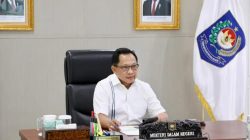 Mendagri  Tito Karnavian dalam konferensi pers Menjaga Keberlangsungan Layanan Pemerintah dan Pendidikan di Wilayah Terdampak Pascaerupsi Gunung Anak Krakatau secara daring