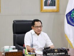 Mendagri  Tito Karnavian dalam konferensi pers Menjaga Keberlangsungan Layanan Pemerintah dan Pendidikan di Wilayah Terdampak Pascaerupsi Gunung Anak Krakatau secara daring